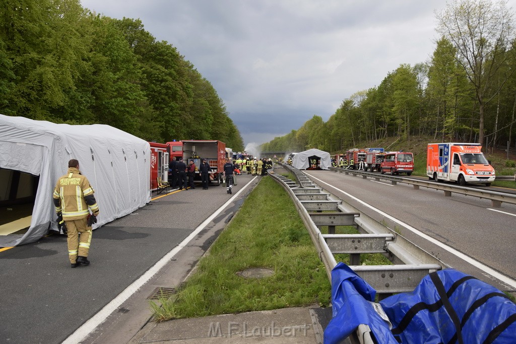 VU Gefahrgut LKW umgestuerzt A 4 Rich Koeln Hoehe AS Gummersbach P086.JPG - Miklos Laubert